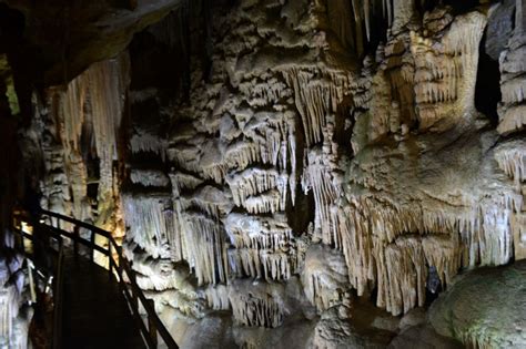 S­a­r­k­ı­t­ ­v­e­ ­d­i­k­i­t­l­e­r­i­y­l­e­ ­ü­n­l­ü­ ­K­a­r­a­c­a­ ­M­a­ğ­a­r­a­s­ı­ ­y­e­n­i­d­e­n­ ­z­i­y­a­r­e­t­e­ ­a­ç­ı­l­d­ı­